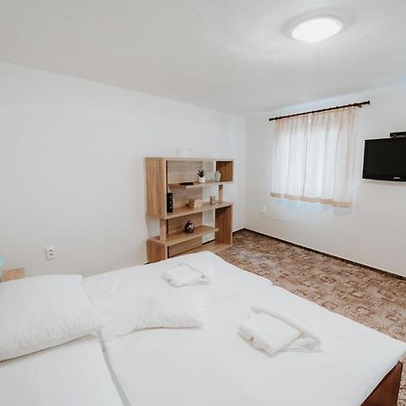 Ard Apartments - Levice Zewnętrze zdjęcie