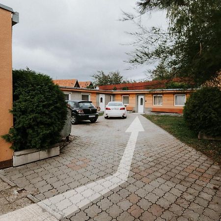 Ard Apartments - Levice Zewnętrze zdjęcie